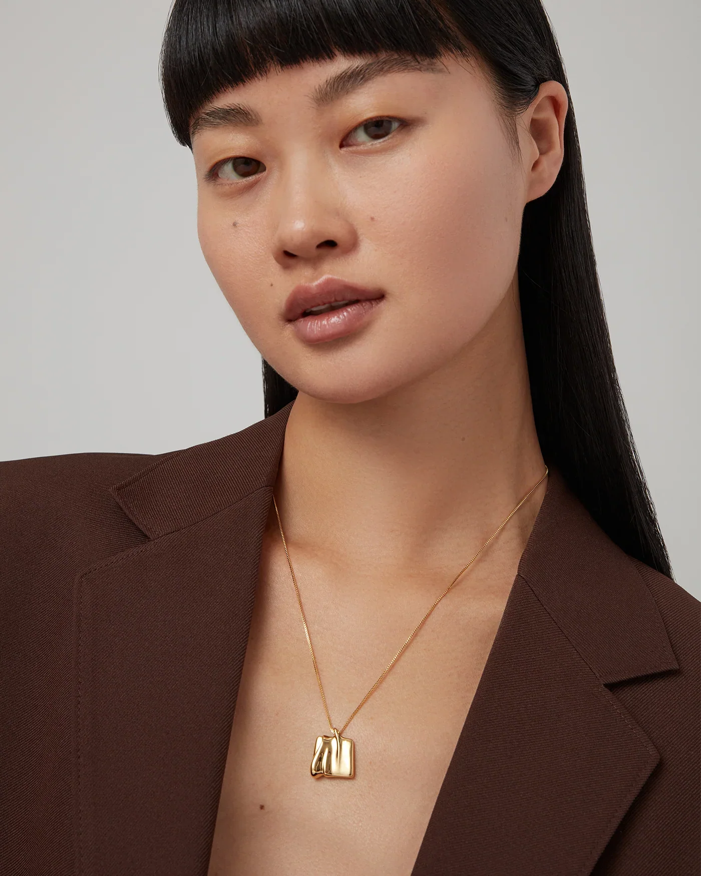 Small Sundra Pendant Necklace in Gold - Image 2