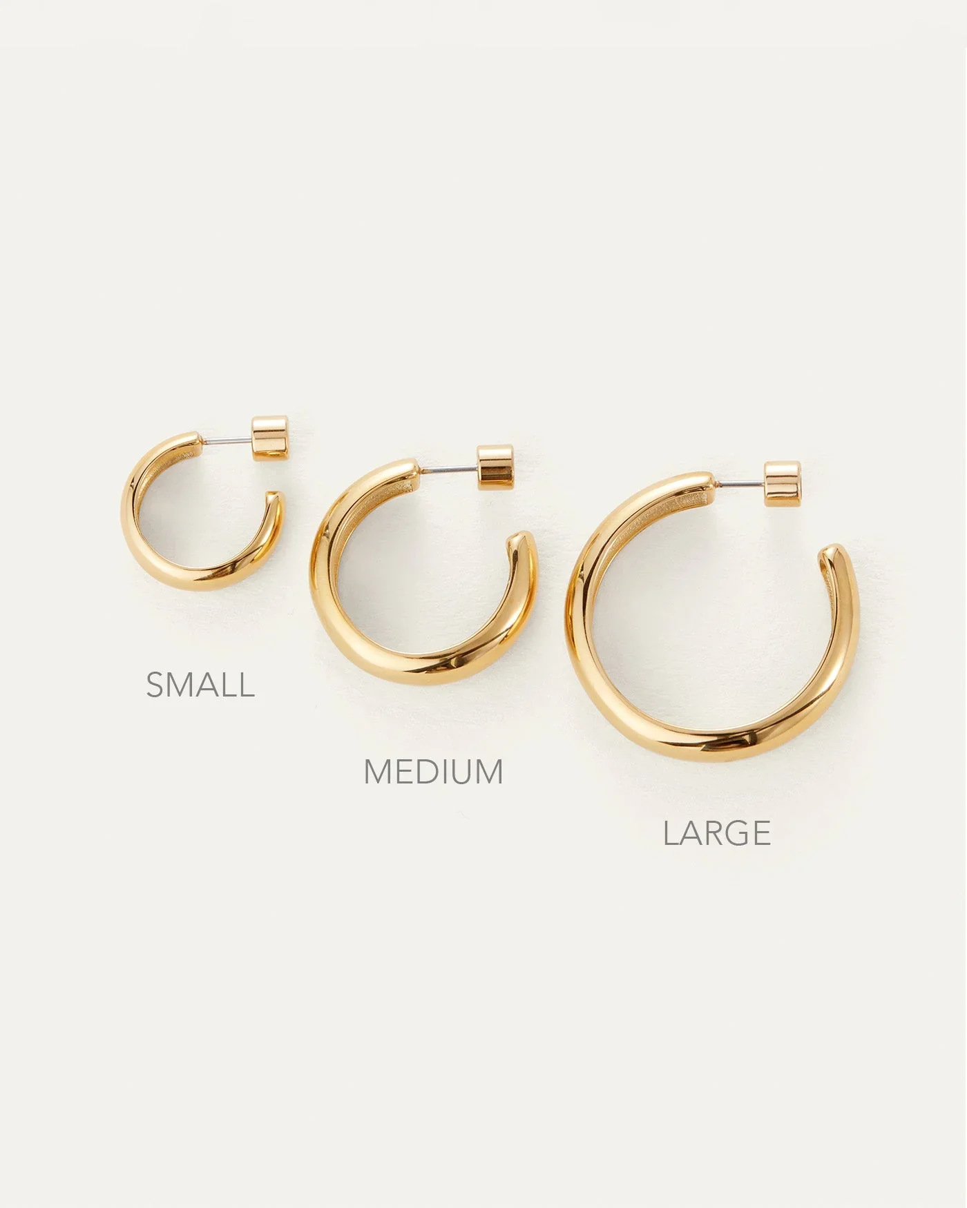 Staple Hoop Earrings Medium in Gold - Image 4