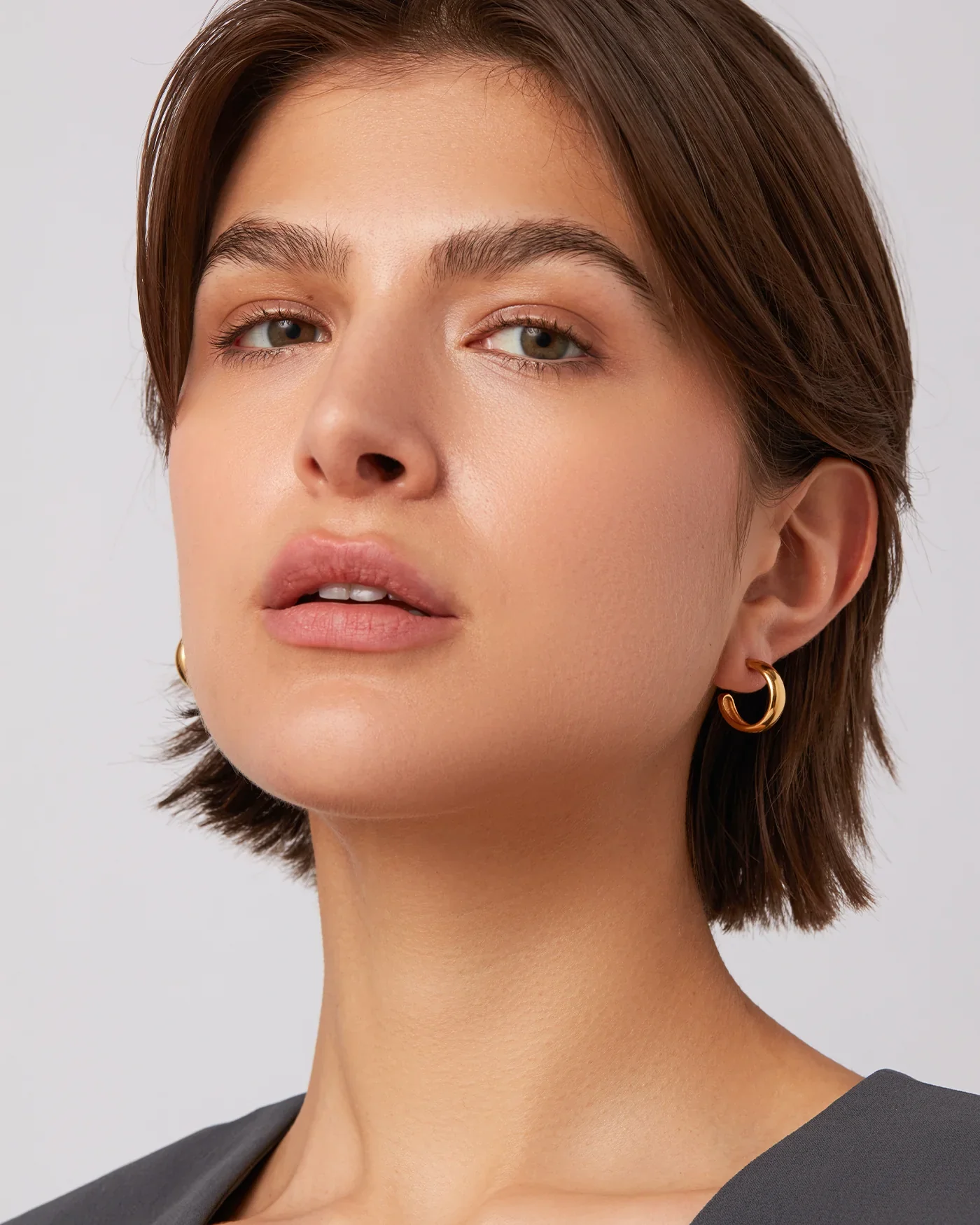 Staple Hoop Earrings Small in Gold - Image 3