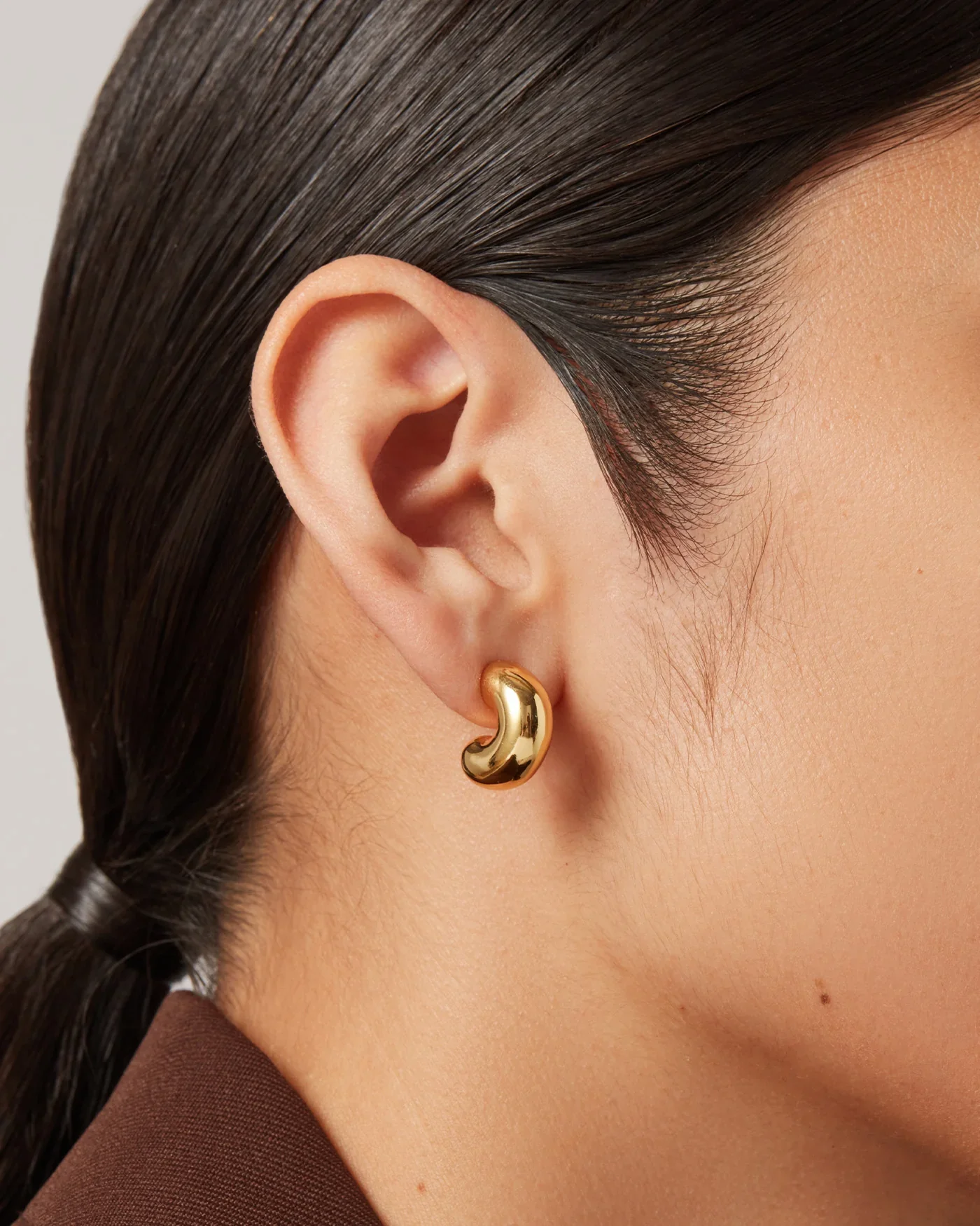 Tome Hoops Small in Gold - Image 5